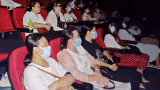 观看红色电影 汲取奋进力量