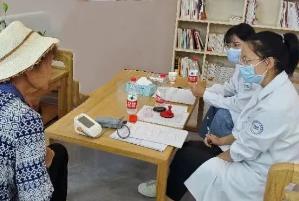 我为群众办实事|我院疫苗接种队与社区工作人员“送苗上门” 为老年人进行新