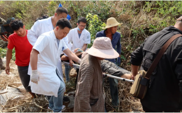我院创伤救治团队下乡期间路遇车祸紧急救治
