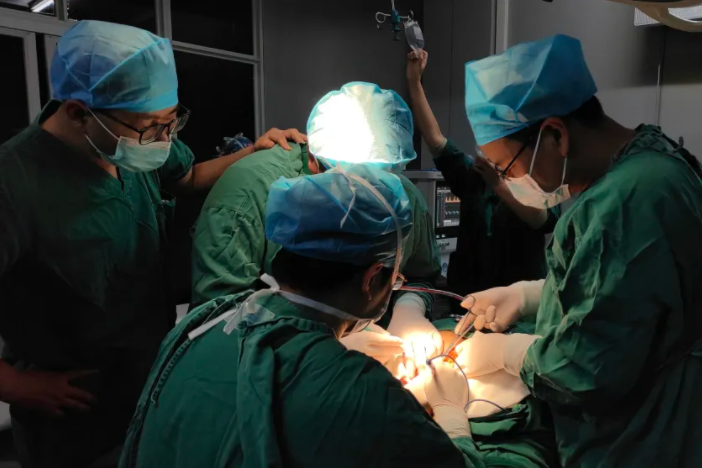 【医讯】我院普外科顺利完成本地首例直肠癌腹腔镜辅助改良经肛提肌外腹会阴联合切除手术（改良ELAPE术）